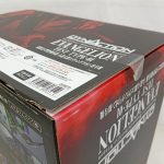 外箱の側面と上面の角。バーコードの付いた表示ラベル