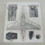 トレイに収まった機体と台座などのパーツ