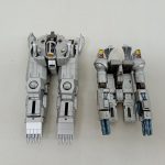 2体のメカの脚部を並べたところ
