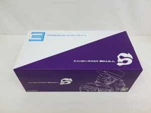 外箱の正面。KAMEN RIDER SKULLの文字とSのマーク