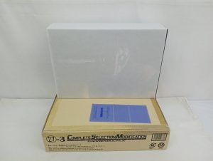 輸送箱から外箱を出した状態。外箱は薄紙に包まれている