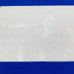薄紙に包まれた外箱の正面。ロゴと絵が透けている