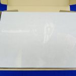 輸送箱のふたを開けた状態。中に薄紙に包まれた外箱