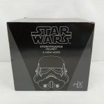 外箱の正面。STAR WARS STORMTROOPER HELMET A NEW HOPEの表記とヘルメットの線画