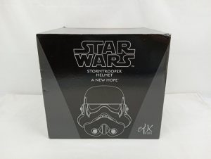 外箱の正面。STAR WARS STORMTROOPER HELMET A NEW HOPEの表記とヘルメットの線画