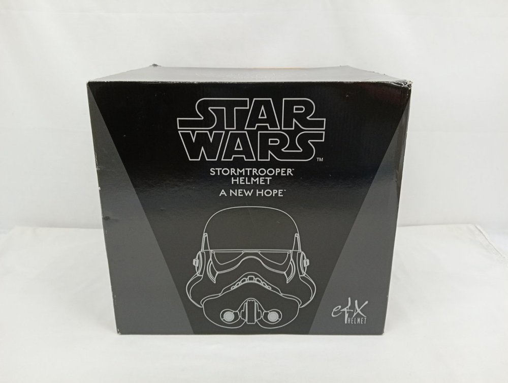 外箱の正面。STAR WARS STORMTROOPER HELMET A NEW HOPEの表記とヘルメットの線画