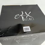 外箱の側面。eFX HELMETのロゴとバーコードのラベル