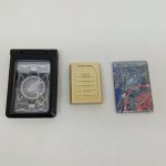 パスケース、金色のパーツ、カードを並べたところ