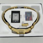 トレイに収まったベルト、パス、カード