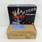 外箱の正面。IXA SYSTEM 2008の文字とイクサの顔、手前に輸送箱