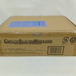 輸送箱の側面。COMPLETE SELECTION MODIFICATIONの文字とバーコード