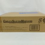 輸送箱の側面。IXA BELT & IXARISERの文字とバーコードのアップ