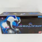 外箱の正面。DXなでしこドライバーのロゴと仮面ライダーなでしこの写真