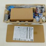 外箱の中身。パルプのトレイに収まった袋入りの部品と説明書