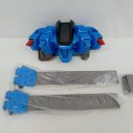 ドライバー本体の上側と、ベルトの帯2本・部品