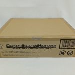 輸送箱の側面。『COMPLETE SELECTION MODIFICATION DEN-O BELT MOVIE EDITION』の印字とバーコード