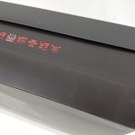 外箱の側面。赤い文字の印字