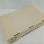 輸送箱の底面側。小さな穴