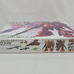 外箱の側面。サザビーの文字と武器の写真
