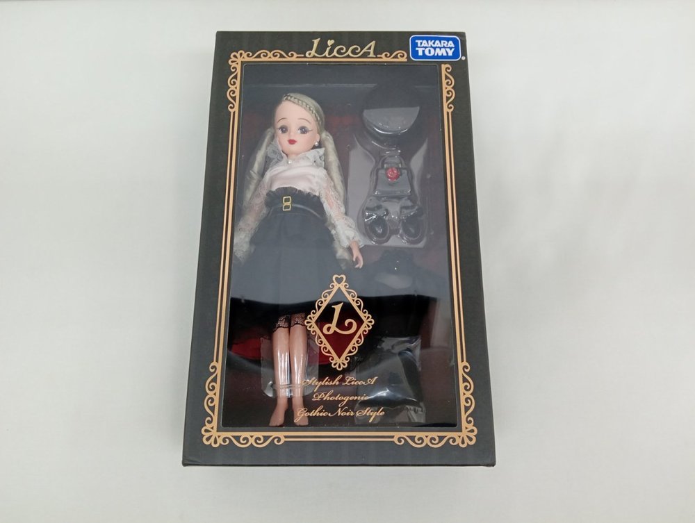 外箱の正面。『LiccA』のロゴと窓越しの人形、TAKARA TOMYのマーク