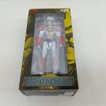 外箱の正面。窓からテッカマンのフィギュアが見え、『FIGHTING GEAR』のロゴと千値練のロゴ
