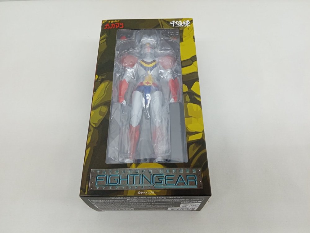 外箱の正面。窓からテッカマンのフィギュアが見え、『FIGHTING GEAR』のロゴと千値練のロゴ