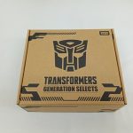 中の茶色い箱の正面。TRANSFORMERS GENERATION SELECTSのロゴ