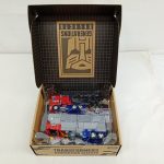茶色い箱を開けた状態。トレーに入ったスターコンボイ