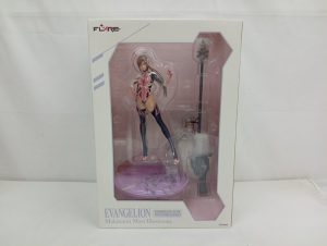 外箱の正面。『EVANGELION』『Makinami Mari Illustrious』の文字と窓越しのフィギュア、FLAREのロゴ