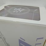 外箱の上面。窓越しに見える台座の模様