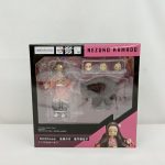 外箱の正面。窓越しの竈門禰豆子のフィギュアと交換用の顔パーツ