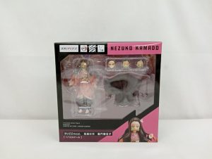 外箱の正面。窓越しの竈門禰豆子のフィギュアと交換用の顔パーツ