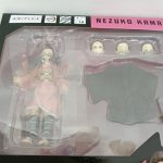 窓越しのフィギュアと交換用の顔パーツ・羽織