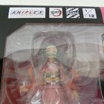 窓越しのフィギュアの上半身