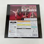 外箱の背面。フィギュアの写真と付属品・注意書き、バーコード