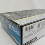 箱を斜めから見た状態。側面の商品名とバーコードの印字