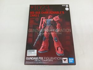 外箱の正面。『#1023 MS-05S CHAR AZNABLE'S ZAKU I』の文字と赤いザクの写真、『GUNDAM FIX FIGURATION METAL COMPOSITE』のロゴ