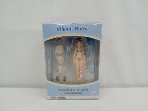 箱の正面。Bikini Matesのロゴと窓から見える人形と付属のパーツ