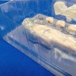 ブリスターの中の人形と付属パーツを斜めから見た状態