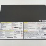外箱の裏面。注意書きのラベルとバーコード