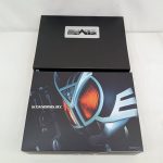 外箱のスリーブと、仮面ライダーデルタの顔とSTANDING BYの文字の内箱