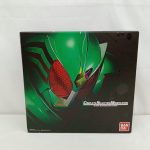 外箱の正面。アマゾンの仮面の絵と『COMPLETE SELECTION MODIFICATION』のロゴ、BANDAIのマーク