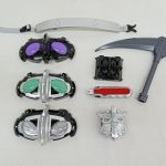 ベルト、交換用のフェイスパーツ3種、鎌状のパーツなどを並べたところ
