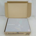 輸送箱を開けて中の商品箱が見える状態