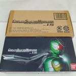 輸送箱と外箱を並べた状態。COMPLETE SELECTION MODIFICATION DOUBLEDRIVER Ver.1.5の文字