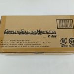 輸送箱の側面。COMPLETE SELECTION MODIFICATION DOUBLEDRIVER Ver.1.5の文字とバーコード