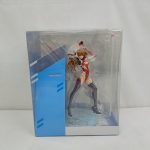 透明な外箱の正面。窓越しに赤いスーツのフィギュアと台座