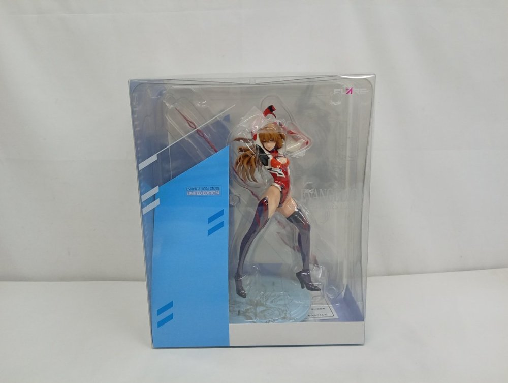 透明な外箱の正面。窓越しに赤いスーツのフィギュアと台座