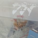 外箱の上面。白いロゴと窓越しのフィギュア