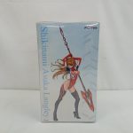 外箱の側面。『Shikinami Asuka Langley』の文字と槍を持ったキャラクターの絵、FLAREのロゴ